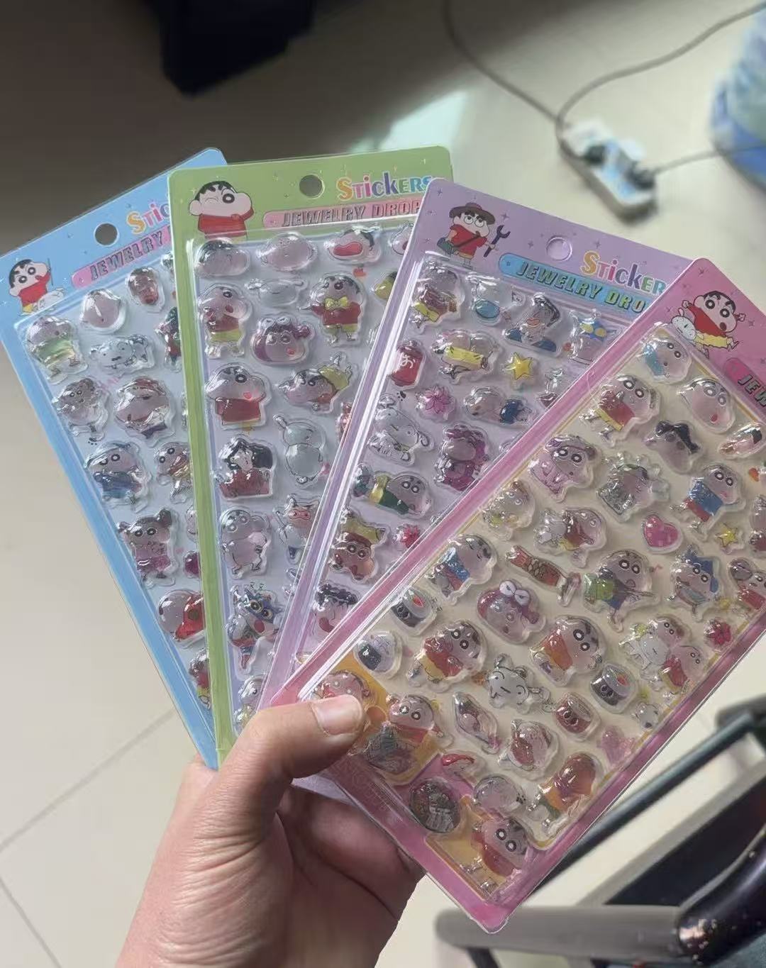 AA💖しんちゃん 硬いシール4種類 硬殻包装